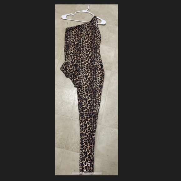 Women’s jumpsuit off the shoulder, one leg out brand new - Picture 1 of 2